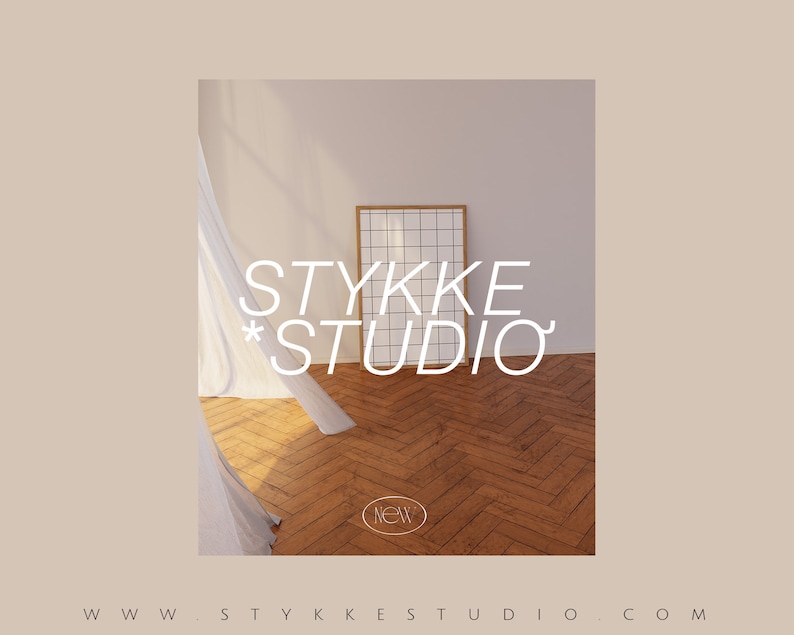Puede incluir: Una cortina blanca cae sobre un suelo de madera con un patr&oacute;n de espiga. Un marco con un patr&oacute;n de cuadr&iacute;cula cuelga de la pared. El texto "STYKKE STUDIO" est&aacute; escrito en blanco en la pared. El texto "NEW" est&aacute; escrito en un c&iacute;rculo en el suelo.