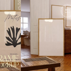 drei Bilderrahmen Mockup, Innenraum Mockup Szene, 3er Set, Holzrahmen Mockup, digitaler Bilderrahmen, Rahmenmockup mit Reflexion, 3 Bilderrahmen Mockup
