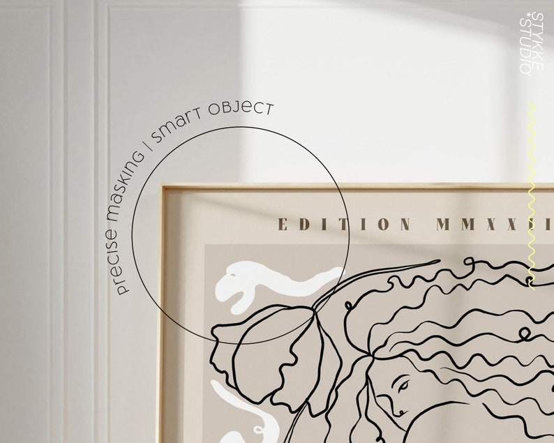 Pu&ograve; includere: Una stampa incorniciata con un disegno di linea minimalista di una donna con i capelli ricci. Lo sfondo &egrave; di colore beige chiaro con forme astratte. Il testo "EDITION MMXXI" &egrave; stampato nella parte superiore della stampa.