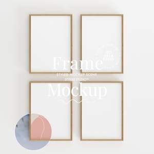 Op de afbeelding: Vier houten fotolijsten met witte passe-partouts zijn in een vierkant op een witte muur gerangschikt. De lijsten zijn allemaal even groot en gelijkmatig verdeeld. De tekst "Frame Mockup" staat in witte letters onder de lijsten.