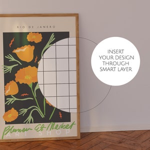 Puede incluir: Un p&oacute;ster enmarcado con fondo negro y un patr&oacute;n de cuadr&iacute;cula blanca. El p&oacute;ster presenta un dise&ntilde;o floral con flores naranjas y hojas verdes. El texto "Rio de Janeiro" y "Blumen at Market Art Shop" est&aacute; impreso en el p&oacute;ster.