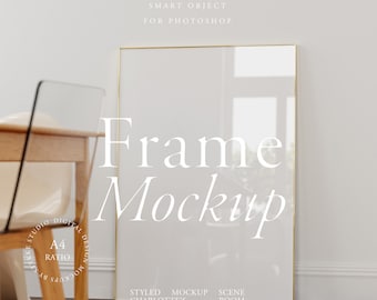 Puede incluir: Una maqueta de marco dorado con fondo blanco. El marco está sobre un suelo de madera y una pared blanca. El texto "Frame Mockup" está escrito en blanco en el marco. El texto "SMART OBJECT FOR PHOTOSHOP" está escrito en negro en la parte superior de la imagen. El texto "STYLED MOCKUP SCENE CHARLOTTE'S ROOM STYKKESTUDIO.COM" está escrito en negro en la parte inferior de la imagen.