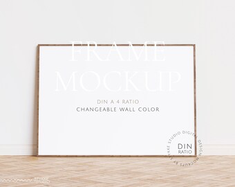 Puede incluir: Una maqueta de marco de madera marrón con fondo blanco. El marco está sobre un suelo de madera con una pared blanca en el fondo. El texto "FRAME MOCKUP" está escrito en blanco en el marco. El texto "DIN A 4 RATIO" y "CHANGEABLE WALL COLOR" está escrito en blanco en el marco. El texto "STUDIO DIGITAL DESIGN MOCKUPS BY STYKKE STUDIO" está escrito en blanco en un círculo en la esquina inferior derecha de la imagen.