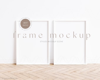 Puede incluir: Dos marcos de fotos blancos con un suelo de madera y un fondo de pared blanco. Los marcos miden 20,32 x 27,94 cm y están diseñados para una escena de maqueta.