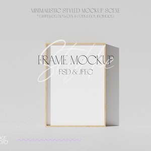 Puede incluir: Una maqueta de marco de madera con fondo blanco. El marco está sobre una superficie blanca. El texto "FRAME MOCKUP" y "PSD & JPEG" se muestra en el marco.