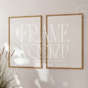 Könnte beinhalten: Zwei Bilderrahmen aus Holz vor einem weißen Hintergrund. Die Rahmen sind leer und bereit für ein Foto oder ein Kunstwerk. Der Text "FRAME MOCKUP" ist in Weiß auf den Rahmen geschrieben. Der Text "STYLED MOCKUP SCENE" ist unter den Rahmen geschrieben.