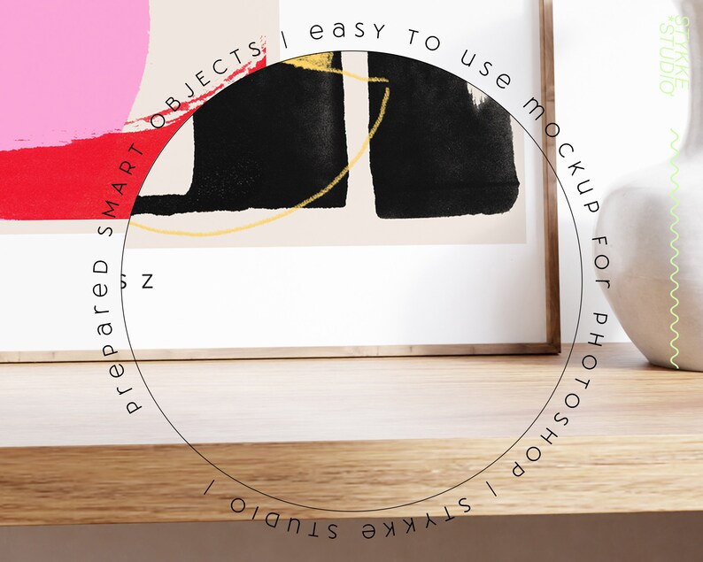 Puede incluir: Una pintura abstracta enmarcada con pintura negra, blanca, roja y amarilla. El marco est&aacute; sobre una superficie de madera con un jarr&oacute;n blanco y una superposici&oacute;n de texto que dice "prepared smart objects | easy to use mockup for photoshop | styke studio".