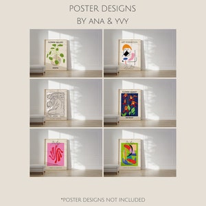 Pu&ograve; includere: Cinque poster incorniciati con diversi design, tra cui arte astratta, illustrazioni floreali e una pianta. I poster sono esposti su una parete bianca con un pavimento in legno. Il testo sui poster recita "FLOWER GALLERY", "ART EXHIBIT", "FLOWER MARKET" e "STYKKE STUDIO".