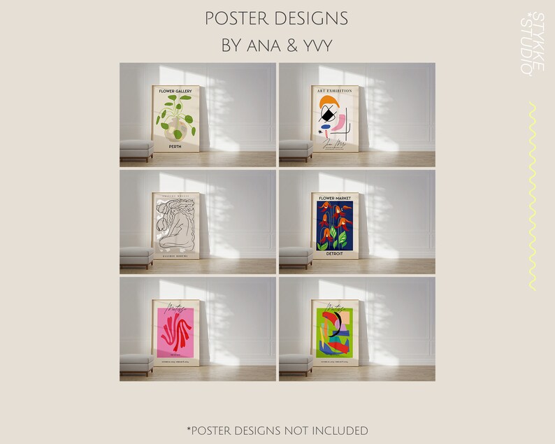 Pu&ograve; includere: Cinque poster incorniciati con diversi design, tra cui arte astratta, illustrazioni floreali e una pianta. I poster sono esposti su una parete bianca con un pavimento in legno. Il testo sui poster recita "FLOWER GALLERY", "ART EXHIBIT", "FLOWER MARKET" e "STYKKE STUDIO".