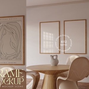 Può includere: Una scena di mockup stilizzata con tre cornici in legno con passepartout bianchi, di cui due sono vuoti e uno con un disegno a linea in bianco e nero di una persona. Le cornici sono appese a una parete beige chiaro sopra un tavolo in legno con due sedie beige. Il tavolo ha un vaso con un vaso in ceramica marrone chiaro sopra. La scena è illuminata dalla luce naturale proveniente da una finestra.