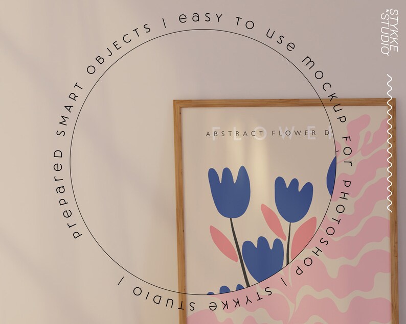 Puede incluir: Una impresi&oacute;n enmarcada con un dise&ntilde;o abstracto de flores rosa y blanco. La impresi&oacute;n est&aacute; en un marco de madera y tiene el texto "ABSTRACT FLOWER DESIGN" en la parte superior. El texto "STYKKE STUDIO" est&aacute; en el lado derecho de la impresi&oacute;n. El texto "prepared SMART OBJECTS | easy to use mock up for PHOTOSHOP" est&aacute; en un c&iacute;rculo alrededor de la impresi&oacute;n.