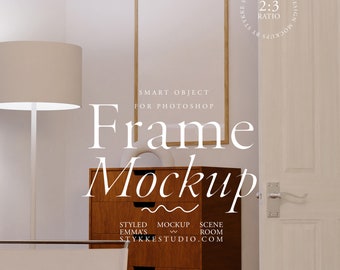 Op de afbeelding: Een houten frame mockup met een witte achtergrond, tegen een witte muur en een houten dressoir. Het frame is een slim object voor Photoshop en heeft een verhouding van 2:3. De tekst "Frame Mockup" wordt onder het frame weergegeven.