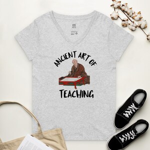 Lustige alte Kunst des Lehrens V-Ausschnitt Shirt, Geschenk für Lehrer, Lehrer Shirt, Lehrer Geschenk, Lehrer Wertschätzung