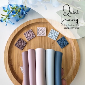 Op de afbeelding: Vijf polymer clay-stokken in tinten van bruin, roze, lichtblauw en donkerblauw. De stokken zijn gerangschikt op een houten bord. Er zijn vijf kleine vierkante tegels met een bloemachtig ontwerp in dezelfde kleuren als de clay-stokken. De tekst "Quiet Luxury" en "Color Recipes for Sculpey Premo" is gedrukt op een witte achtergrond.