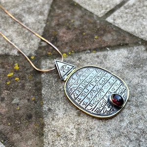 Amulet Oka Horusa z Rubinem – Egipski Hieroglif, Talizman Ochronny i Uzdrawiający