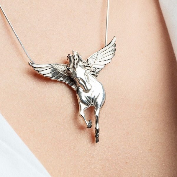 Collier Pegasus fait à la main - Pendentif de cheval ailé mythologique à double usage en argent sterling dans une boîte en bois de noyer fabriquée à la main