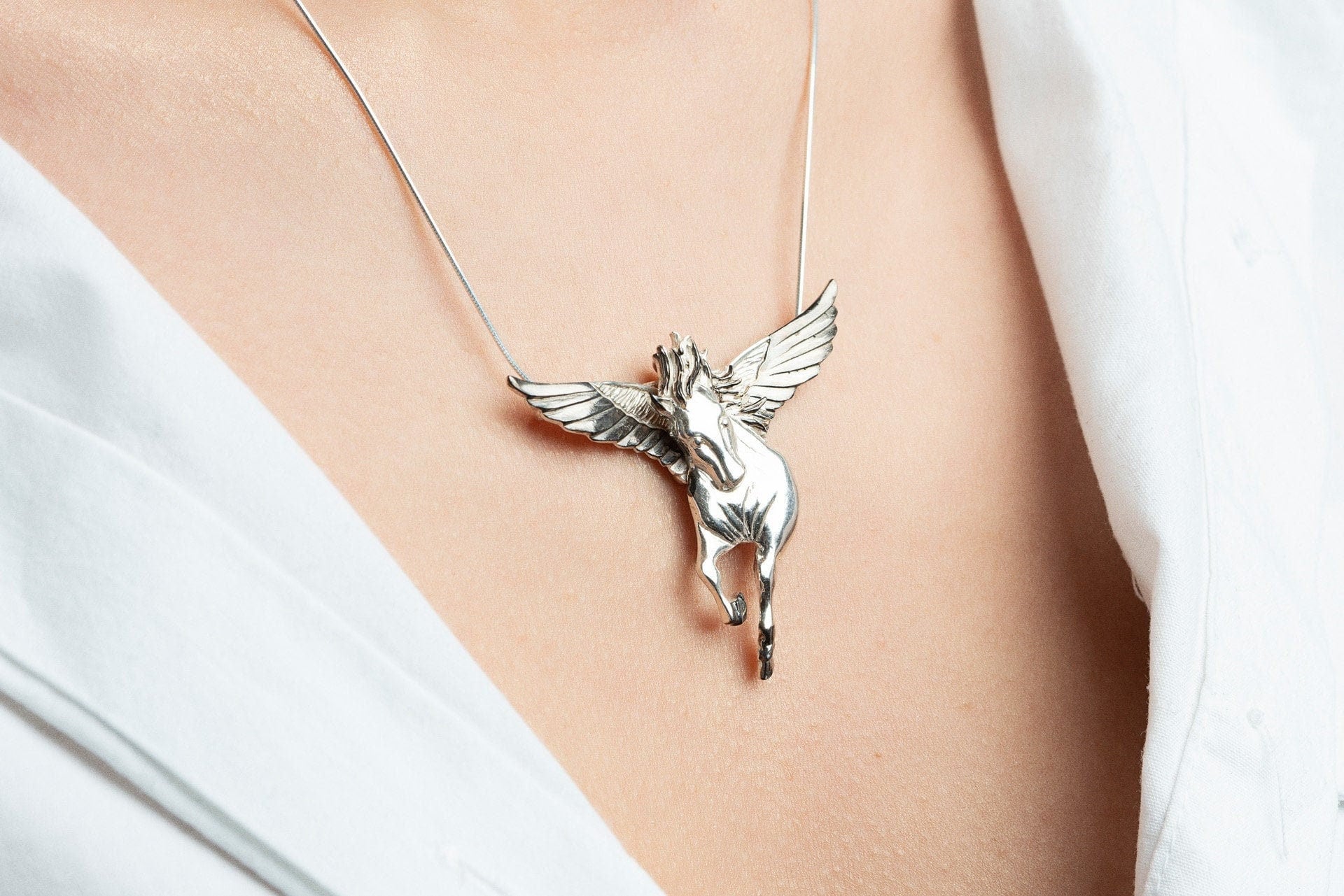 Handgemachte Pegasus Halskette Sterling Silber Dual-Use Flügelschlagflügel  Mythologisch Geflügelter Pferd Anhänger in Handgefertigter Walnuss Holzbox