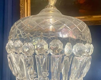 Antieke Franse kristallen kroonluchter met diamantgeslepen glazen kom en prismadruppels