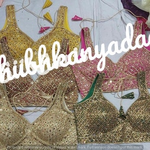 Puede incluir: Cuatro tops de tela con lentejuelas en dorado, rosa, verde y amarillo. Los tops tienen un escote en V profundo y están decorados con lentejuelas y cuentas.