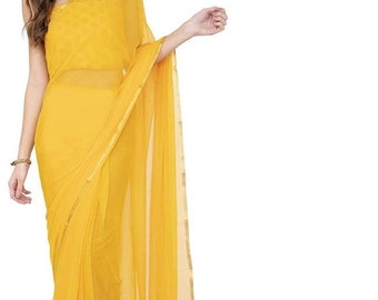 Peut inclure: Un sari en mousseline de soie jaune avec une bordure dorée. Le sari est drapé sur le corps d'une personne.