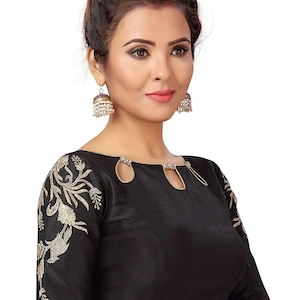 Schwarze Readymade Boot Neck Designer Saree Bluse floral bestickt Muster Damen Poly Seide Sari Choli Indian Wedding Wear Stoff Tunika Top