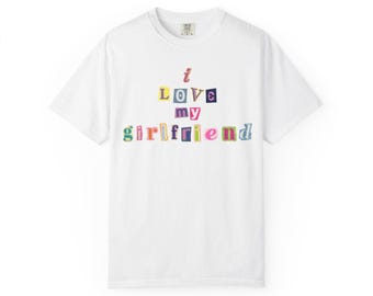Maglietta con la scritta "I Love My Girlfriend" e lettere di riscatto colorate / Variante con cuore che cammina in stile retrò