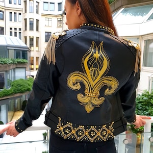 Veste en faux cuir faite à la main. Peint/Strass/Perles. Taille 36. Unique, unique en son genre