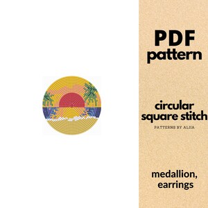 Può includere: Un modello PDF per un medaglione e orecchini a punto quadrato circolare con una scena di spiaggia pixelata con un sole rosso, cielo giallo, palme verdi e onde blu. Il testo recita PDF pattern, circular square stitch, PATTERNS BY ALIIA.