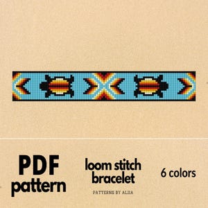 Op de afbeelding: Een digitaal PDF-patroon voor een weefarmband. Het armbandontwerp heeft een lichtblauwe achtergrond met zwarte schildpad- en pijlvormen en geometrische patronen in oranje, geel en rood. De tekst luidt "PDF pattern", "loom stitch bracelet" en "6 kleuren".