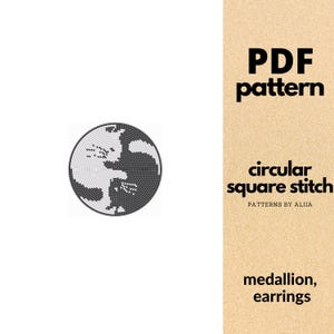 Può includere: Un design circolare in bianco e nero che ricorda il simbolo Yin e Yang. L'immagine è un modello PDF per un punto quadrato circolare, adatto per realizzare un medaglione o orecchini. Il testo recita "PDF pattern" e "circular square stitch".