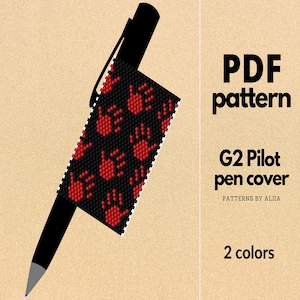 Può includere: Una penna G2 Pilot nera con una copertura per penna di perline. La copertura della penna è nera con un motivo ripetuto di impronte di mani rosse. L'immagine include anche il testo "PDF pattern", "G2 Pilot pen cover" e "2 colori".