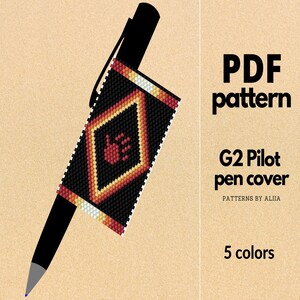 Könnte beinhalten: Ein schwarzer G2 Pilot-Stift mit einer Perlenhülle mit einem geometrischen Design in Rot, Gelb und Schwarz. Die Hülle hat ein Rautenmuster mit einem Pfotenabdruck. Der Text lautet "PDF pattern" und "G2 Pilot pen cover".
