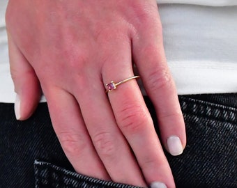 14K / 18K Solid Gold zierlicher natürlicher Turmalin Ring, zierlicher Solitär Ring, minimaler Solitär Ring, perfektes Geschenk für sie, Braut Ring