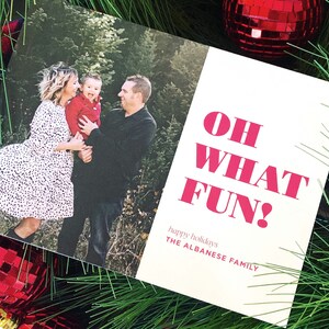 Ah, que diversão! Modelo de cartão com foto de férias vermelho, cartão de Natal com foto Canva, cartão de férias moderno e divertido, modelo editável para download para impressão