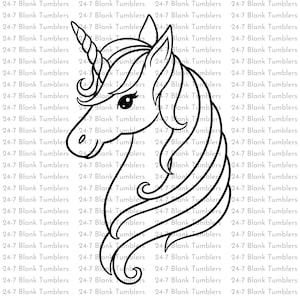 Peut inclure: Un dessin au trait noir et blanc de la tête et du cou d'une licorne. La licorne a une crinière longue et flottante et une corne qui s'enroule vers le haut. Les yeux de la licorne sont grands et ronds, et sa bouche est légèrement ouverte.