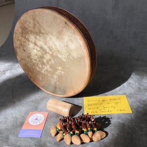 Scatola regalo sonaglio Ocean Drum da 12 pollici: shaker per sabbia in legno di betulla, braccialetto Cha Cha Nut Seed, pelle di capra, percussioni, onde del mare, suono curativo
