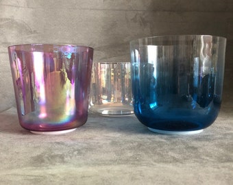 Juego de 3 cuencos tibetanos de cristal transparentes de 6" y 7" pulgadas. Notas: Fa, La# y Re#. Corazón, tercer ojo, glándula pineal, chakra sacro. Terapia de sonido de la 3.ª y 4.ª octava.