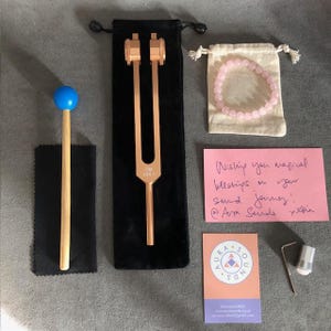 136.1 Hz Tuning Fork OM Sound Healing Gift Box for Emotional Balance, Gold Rose Quartz Gem Foot Attachment Heart Chakra, Beaded Bracelet