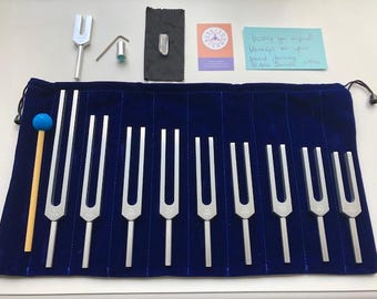9 x Heilige Solfeggio Stimmgabel Geschenk Set 174 285 396 417 528 639 741 852 & 963 Hertz Frequenz Chakra Klang Heilung + Kristall Fuß Engel Stimmgerät