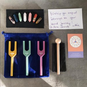 Angel Tuning Fork Gift Set Crystal Gateway to Angelic Kingdom 4096Hz 4160Hz 4225Hz Wood Mallet, 3 Colours, 7 Chakra Crystals & Pouch Bag