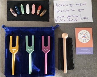 Set regalo di diapason angelico, porta di cristallo per il regno angelico, 4096 Hz, 4160 Hz, 4225 Hz, mazzuolo in legno, 3 colori, cristalli dei 7 chakra e custodia