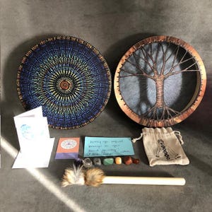 Sound Healing Therapy geschenkdoos drummen voor wereldvrede: veganistische sjamaandrum 10" inch berkenhouten frame, chakra-edelstenen, handgeschilderde kaart