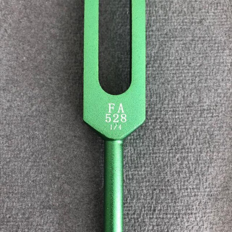K&ouml;nnte beinhalten: Ein gr&uuml;ner Stimmgabel mit dem Text "FA 528 1/4" auf der Oberseite.