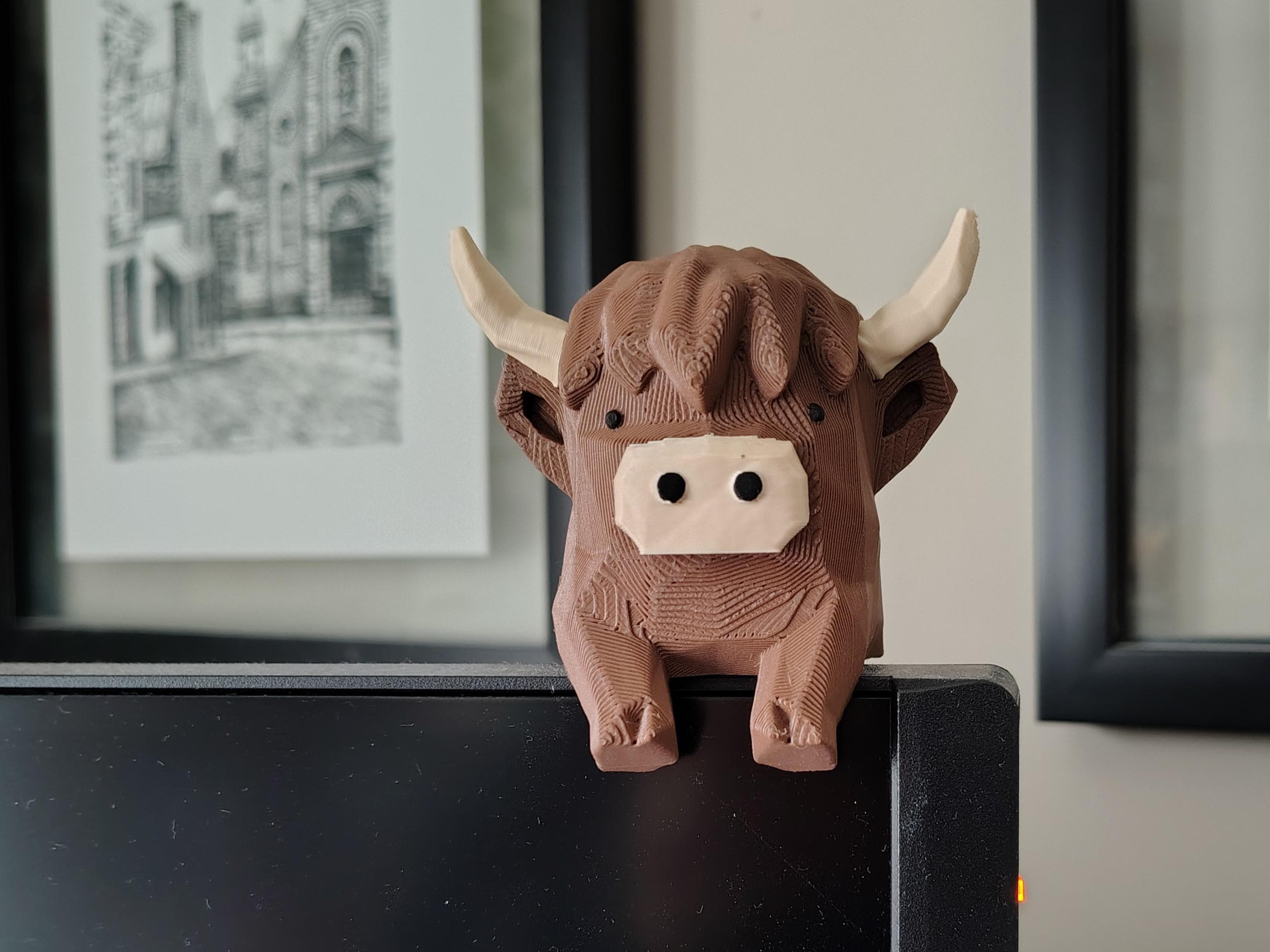 Highland Cow Monitor Buddy – Cute Coo Figurine for Desktop Monitors ...