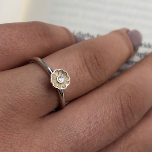 Delicate Silver Soren Peter Jensen Statement ring with minimalist Yellow Flower in size 53 | M UK