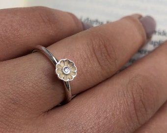 Delicate Silver Soren Peter Jensen Statement ring with minimalist Yellow Flower in size 53 | M UK