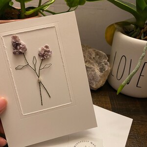 Cartes de vœux florales | Carte de fleur de lavande de lépidolite | Cartes de cristal | Ajouter une salutation | Cartes faites à la main | Cadeaux uniques