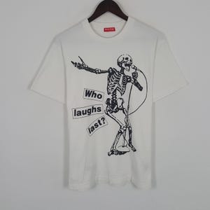 Vintage Barbara Kruger Wer zuletzt lacht Tshirt