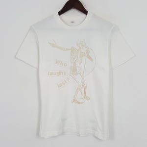 Vintage Barbara Kruger Wer zuletzt lacht Tshirt