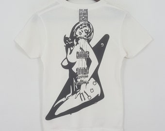 Camiseta vintage com guitarra nua e glamour histérico